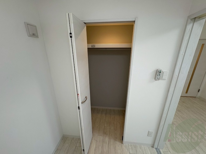 収納　クローゼットを開けてみました。奥行きがありますね。