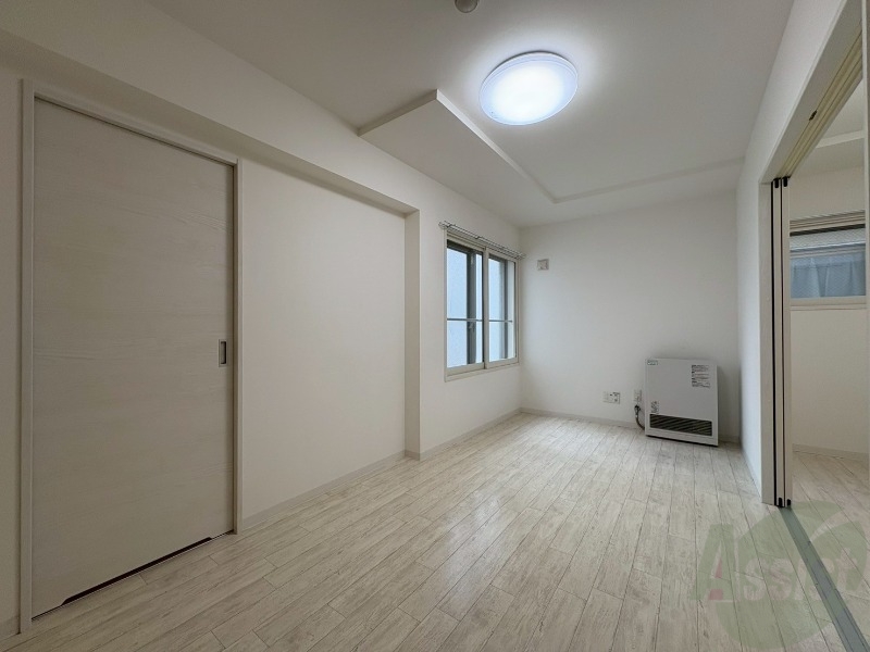 居室・リビング　白さが清潔感を出してくれます。お部屋も明るいですね。