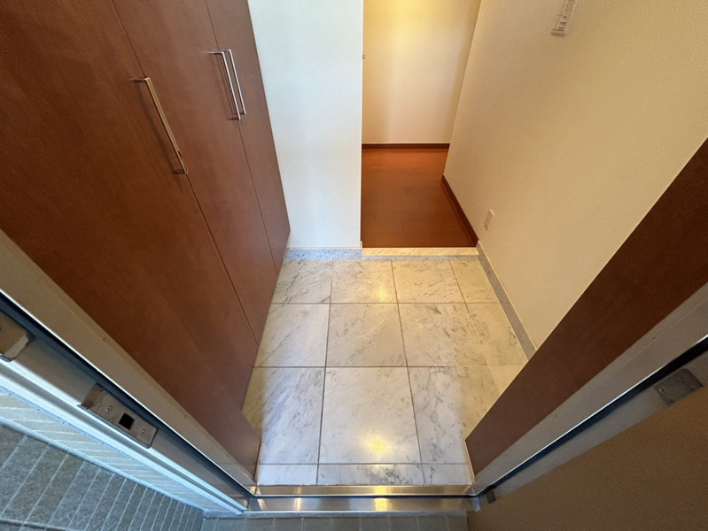 玄関　301号室の写真です