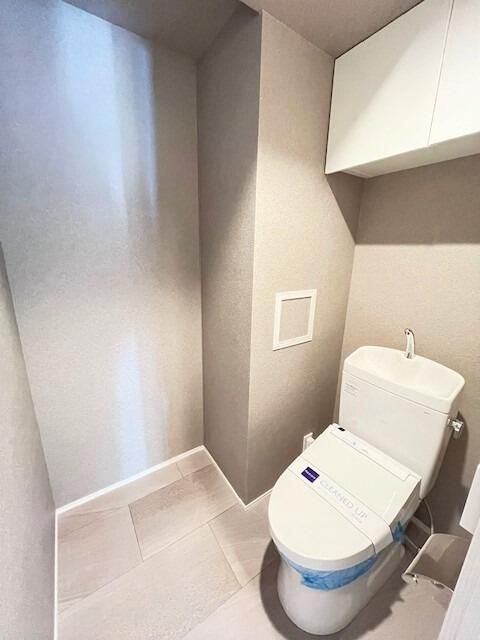 トイレ　別タイプ部屋です。雰囲気や色味の参考としてご確認ください。