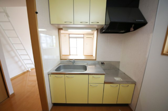 キッチン　別部屋同一間取りのお写真となります。
