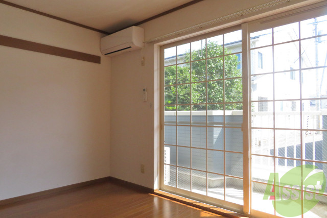 その他部屋・スペース　洋室は６帖です。窓が大きいので明るくていいですね。