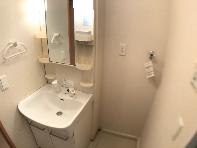 洗面設備　洗面所内に室内洗濯機置場がついてます！