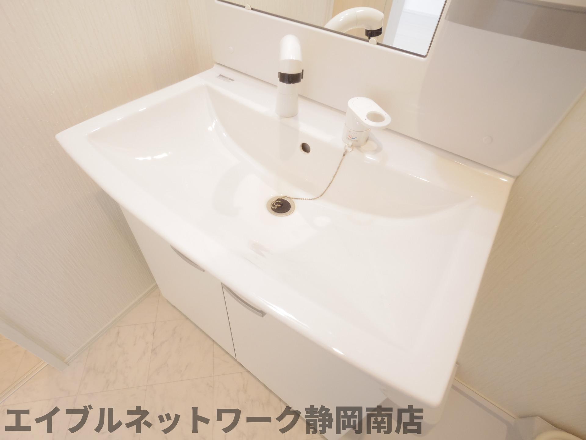 洗面設備　明るい洗面所です