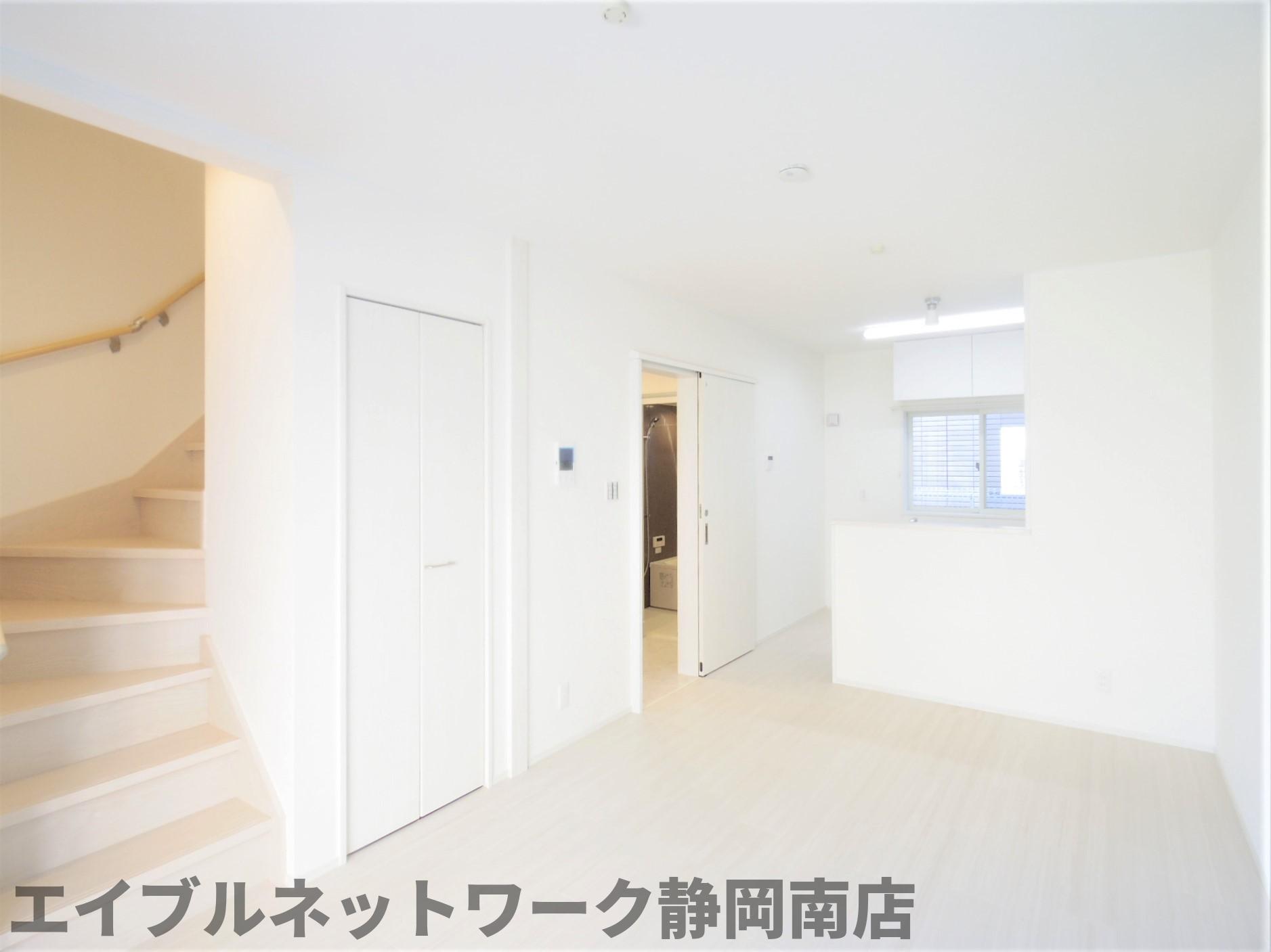 居室・リビング　こちらのリビングで趣味の時間をお楽しみください