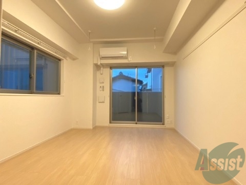 居室・リビング　白を基調としたお部屋です※写真は角部屋の使用です