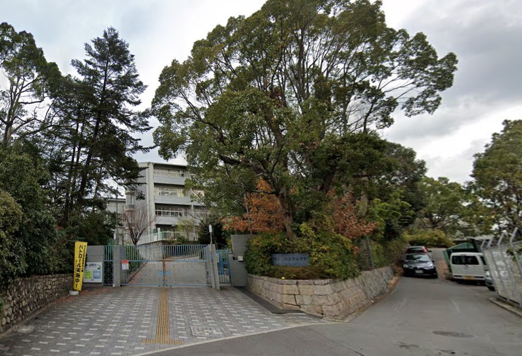 小学校　箕面市立萱野小学校（小学校）まで510m