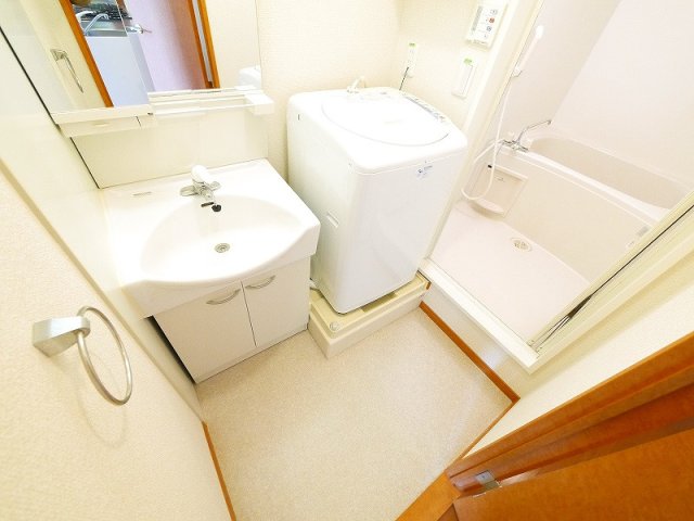 洗面設備　ゆったりとスペースのある洗面所