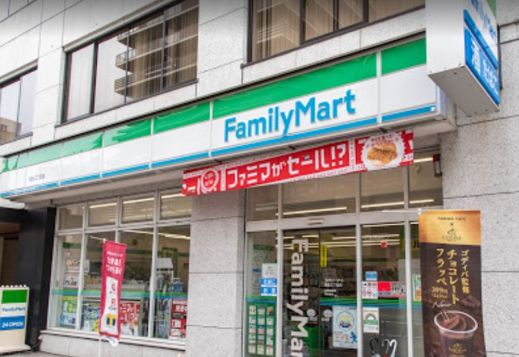 コンビニ　ファミリーマート湯島三丁目店（コンビニ）まで63m