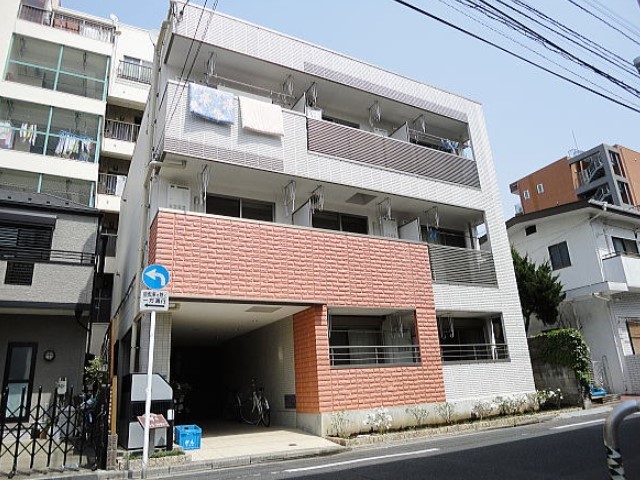 建物外観　３階建ての賃貸マンション
