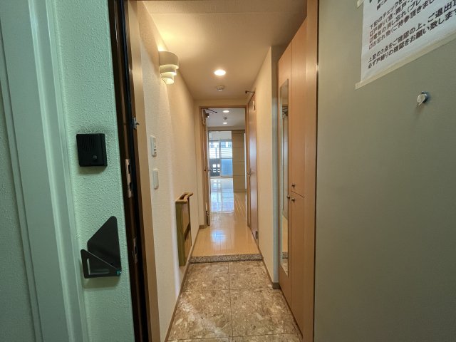 玄関　反転間取りのお部屋写真です。