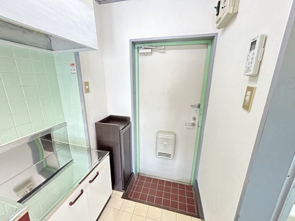 玄関　３畳のキッチンです