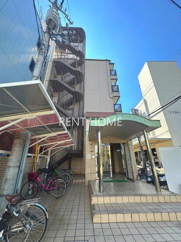 建物外観　鉄骨造５階建て