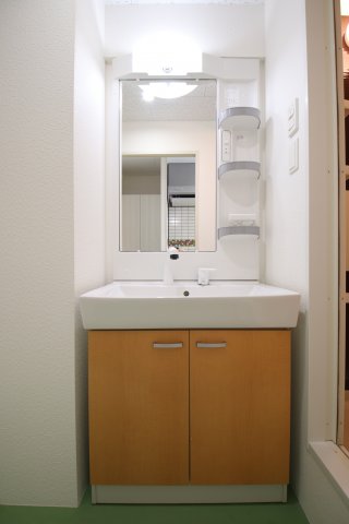 洗面設備　独立洗面台、朝の身支度には欠かせません