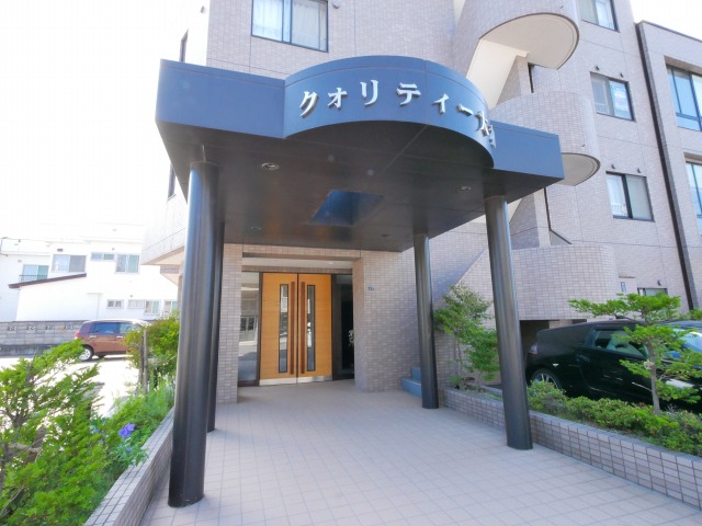 エントランス　落ち着いたエントランスです