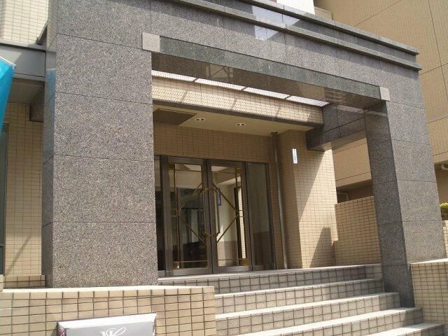 エントランス　床はタイルカーペット