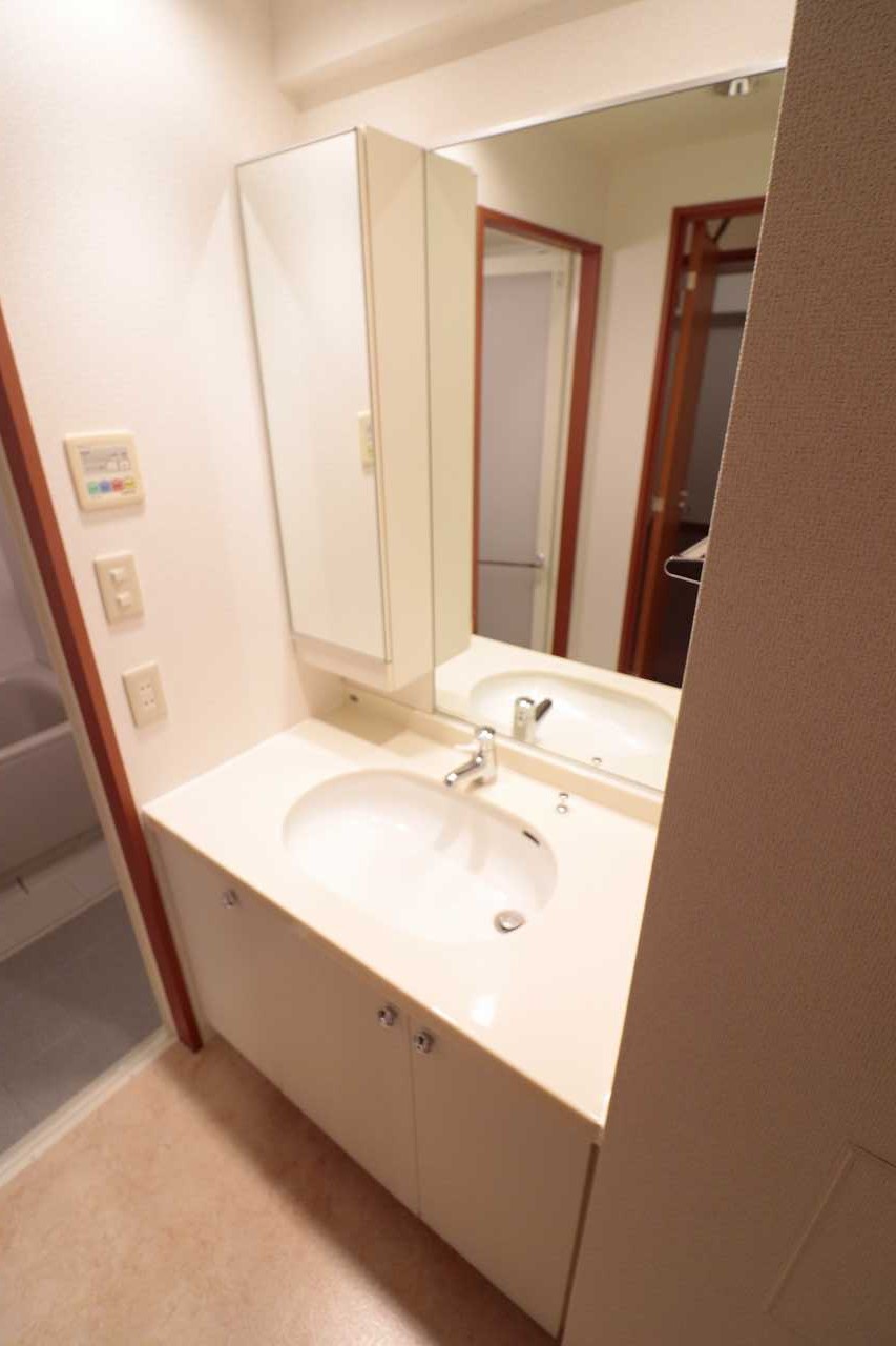 洗面設備　※同物件、別部屋の写真です。