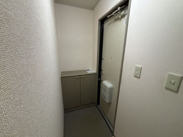 近鉄大阪線 五位堂駅 バス乗車時間：13分 最寄りバス停で下車 徒歩1分 2階建 築31年の玄関写真