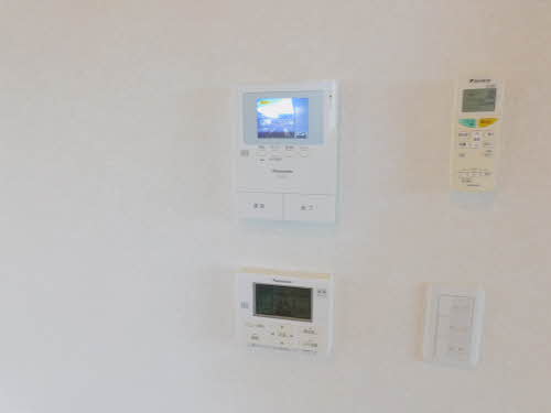 セキュリティ　【スリーゼI棟】急な来客でもTVインターホンで確認が出来て安