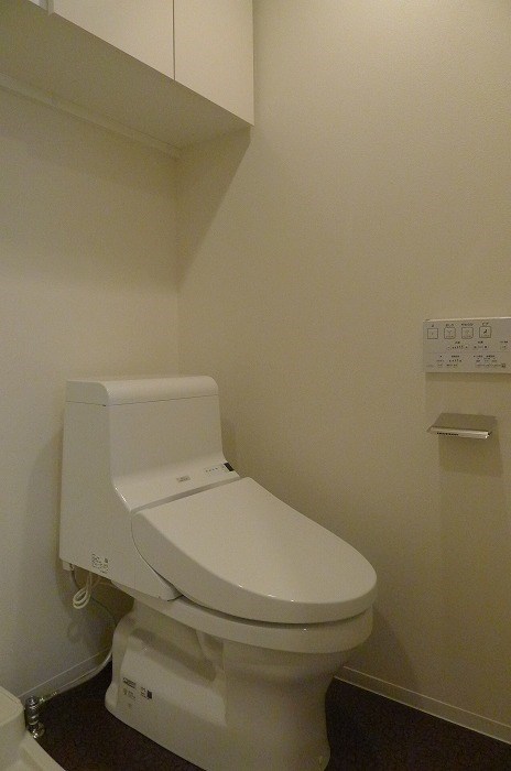 トイレ　落ち着いた色調のトイレです