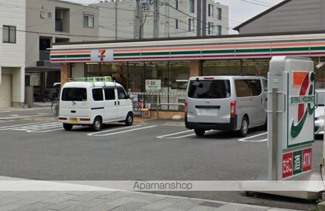 コンビニ　セブンイレブン（コンビニ）まで716m