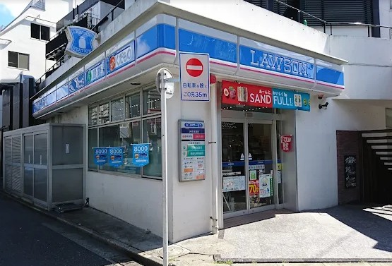 コンビニ　ローソン東麻布二丁目店（コンビニ）まで103m
