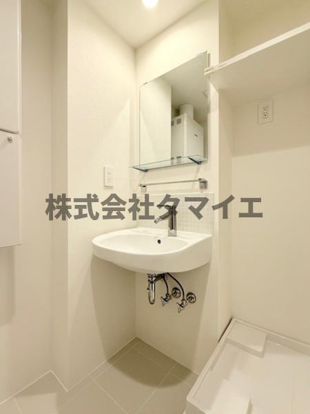 洗面設備　明るい洗面所です