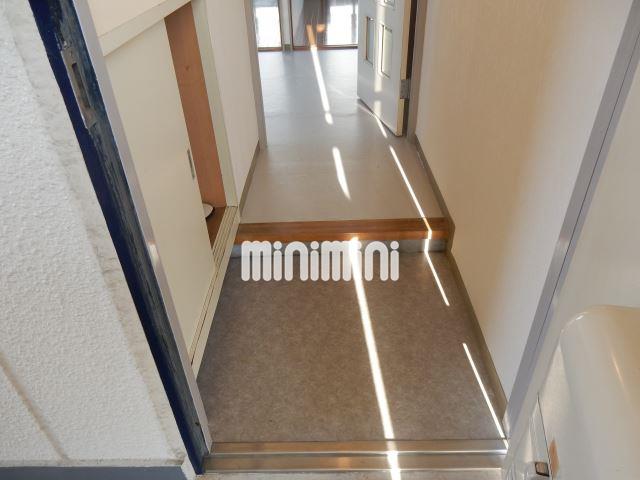 玄関　白を基調とした廊下です