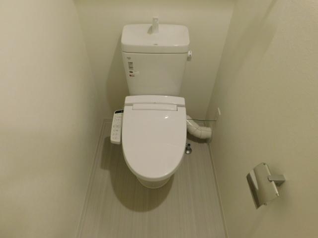 トイレ　綺麗なトイレで、ウォシュレットつきです。