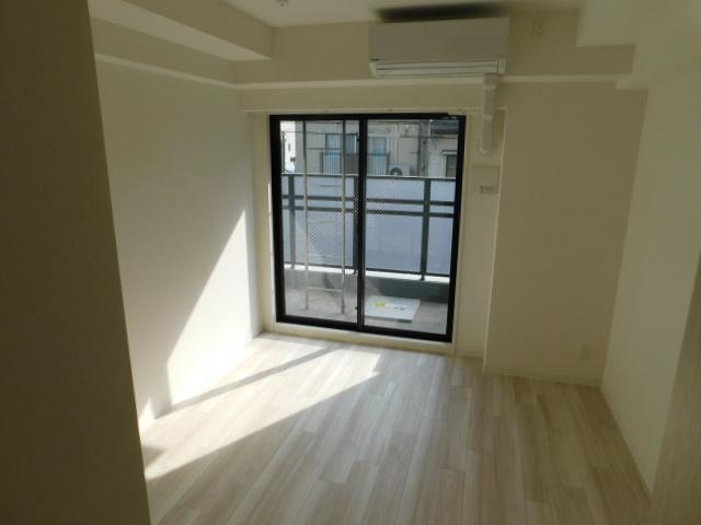 その他部屋・スペース　日がよく入る寝室で快適です。