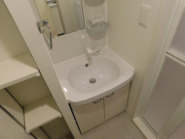 洗面設備　綺麗な洗面台です。