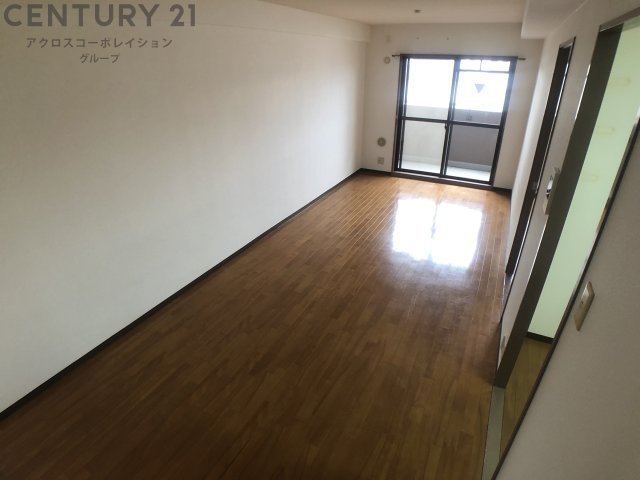居室・リビング　床色が落ち着いた色合いで、とてもきれいです。