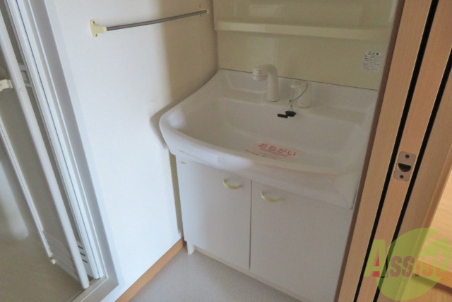 洗面設備　洗面台は独立していて、朝の準備も捗りそうです。