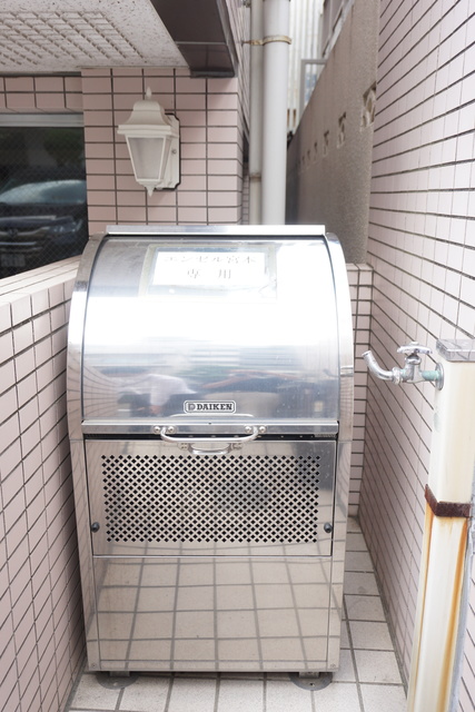 その他共有部分　蓋つきのゴミ置き場あります。衛生的ですね♪