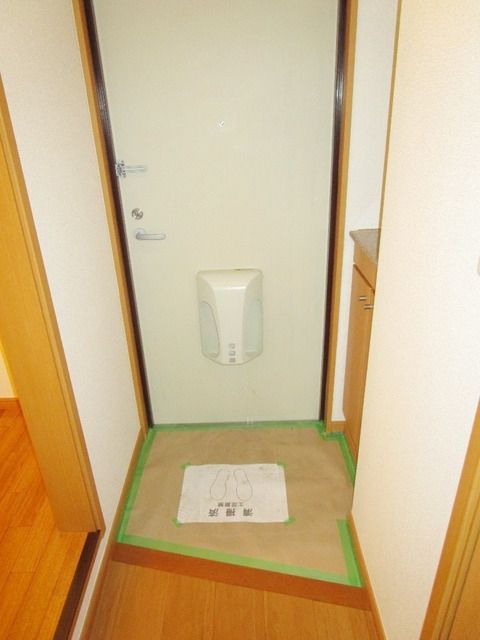 玄関　★しっかりとした扉の玄関です★
