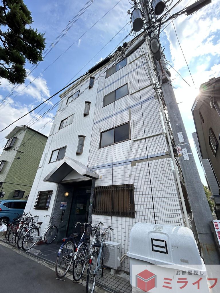 建物外観　周辺の街並みに調和し、住まいとしての安心感