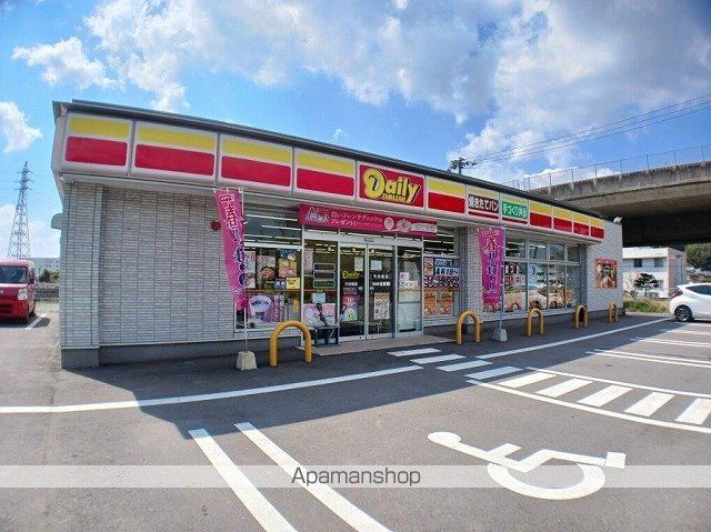 コンビニ　デイリーヤマザキ　曲店（コンビニ）まで350m