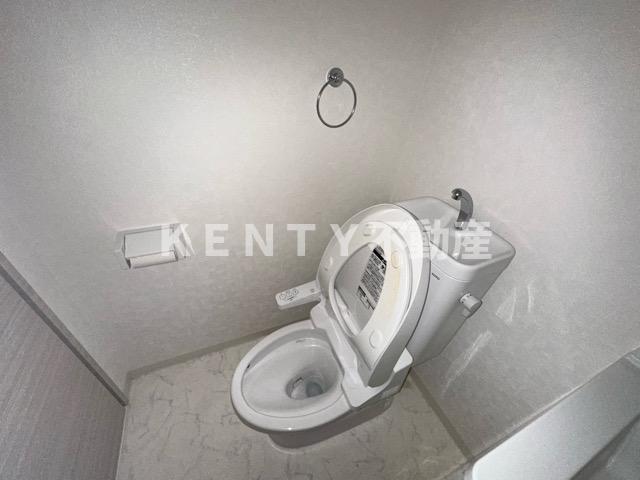 トイレ　落ち着いた色調のトイレです