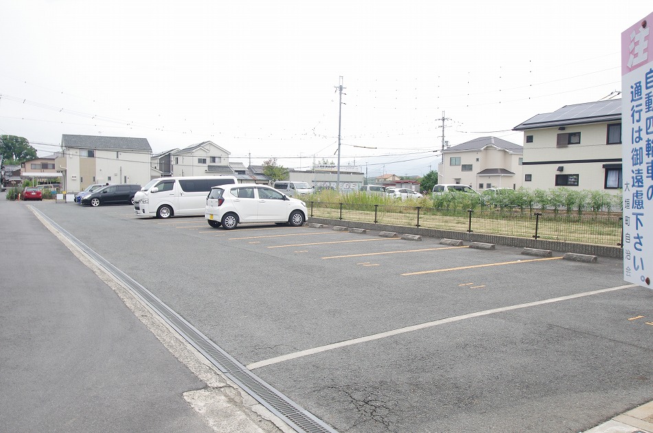 その他　広めの駐車場で停めやすいです