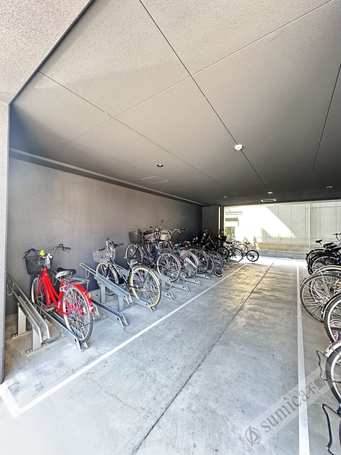 駐車場　屋根付きの駐輪場で雨の日も安心♪