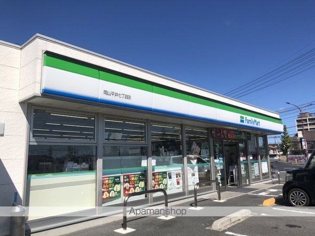 コンビニ　ファミリーマートさん（コンビニ）まで300m