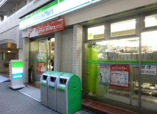 コンビニ　ファミリーマート日本橋箱崎町店（コンビニ）まで132m