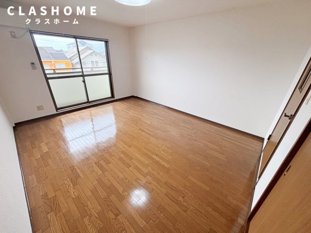 居室・リビング　同物件の別部屋になります。