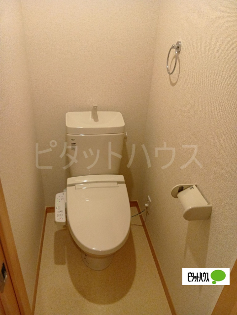 トイレ　温水洗浄便座です