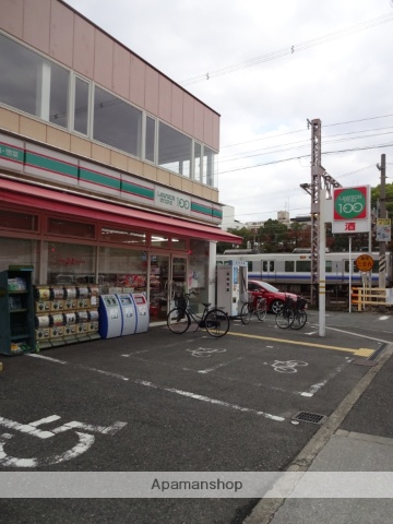 コンビニ　ローソンストア１００（コンビニ）まで105m