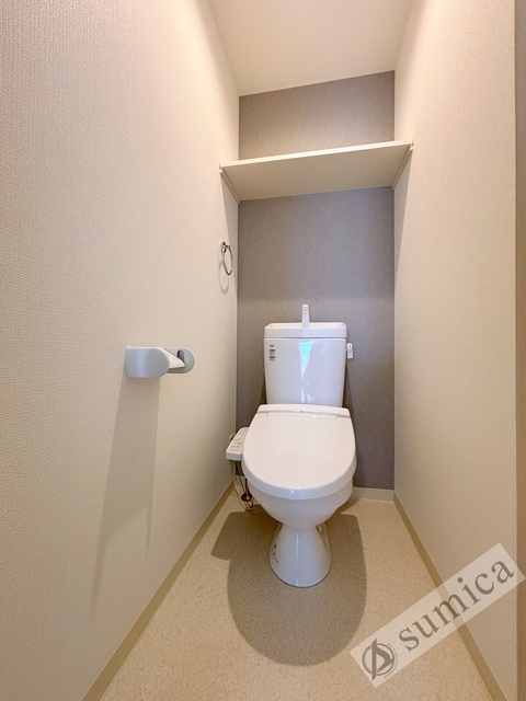 トイレ　人気アイテムの温水洗浄便座。清潔感のあるトイレです。