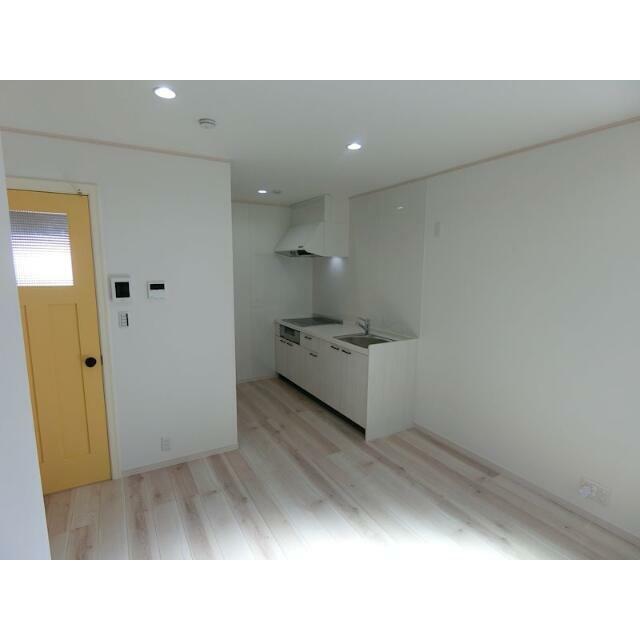 居室・リビング　白が基調の明るい室内！カウンターキッチン♪