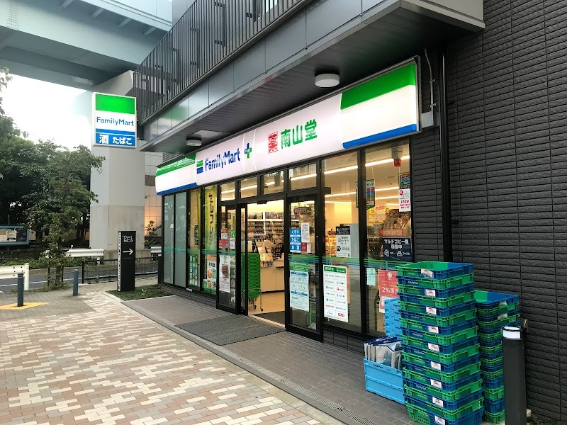 コンビニ　ファミリーマート南山堂竹芝駅前店（コンビニ）まで60m