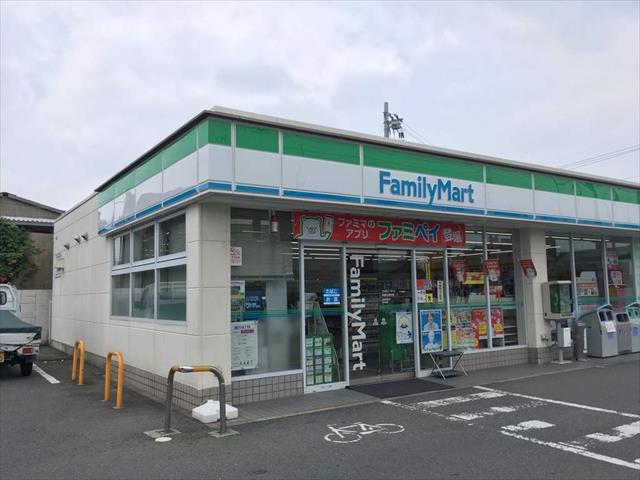コンビニ　ファミリーマート（コンビニ）まで742m