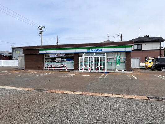 コンビニ　ファミリーマート 横越うぐいす団地店（コンビニ）まで375m